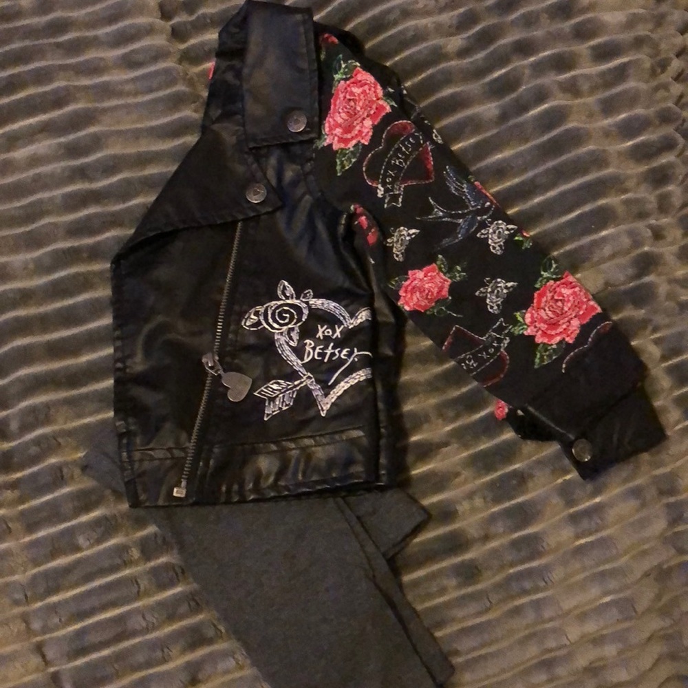 ❤️ Super adorable Betsy Johnson outfit!